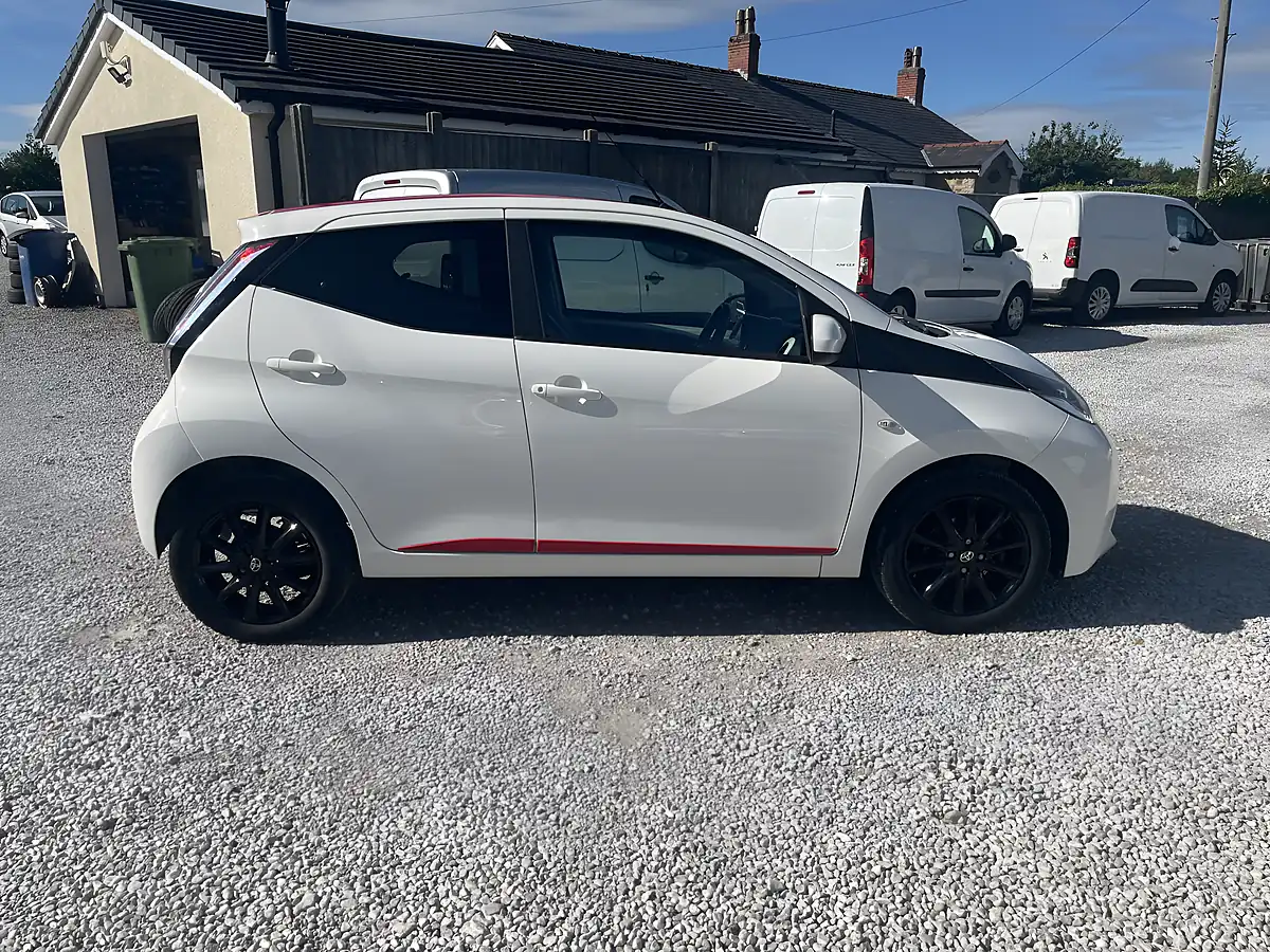 Used 2018 Toyota Aygo X-Press White - Interior and Exterior details 9