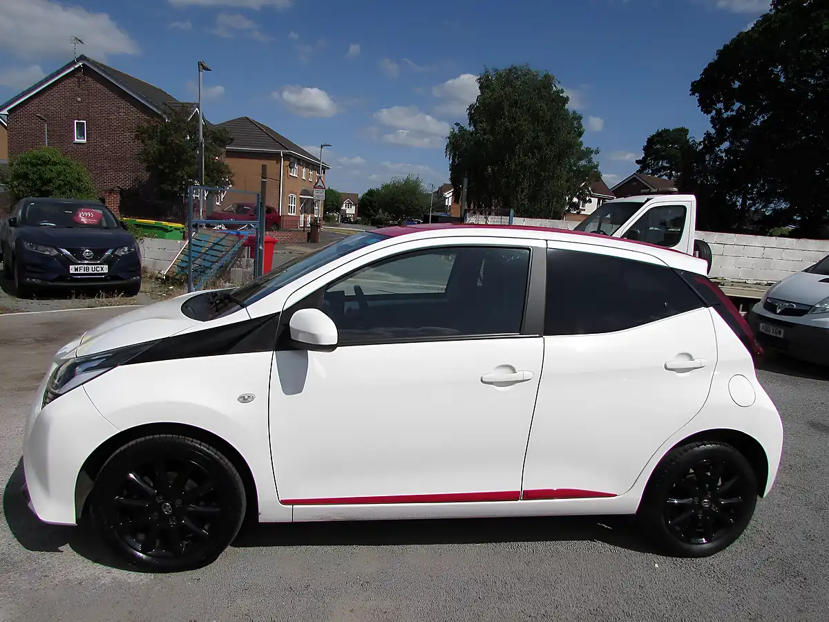 Used 2018 Toyota Aygo X-Press White - Interior and Exterior details 4