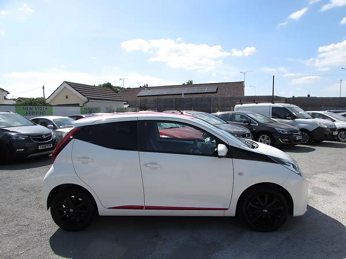 Used 2018 Toyota Aygo X-Press White - Interior and Exterior details 8