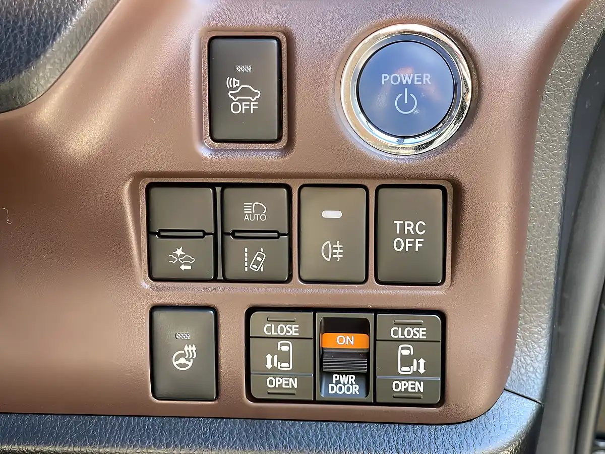 Used 2018 Toyota Esquire Black - Interior and Exterior details 19
