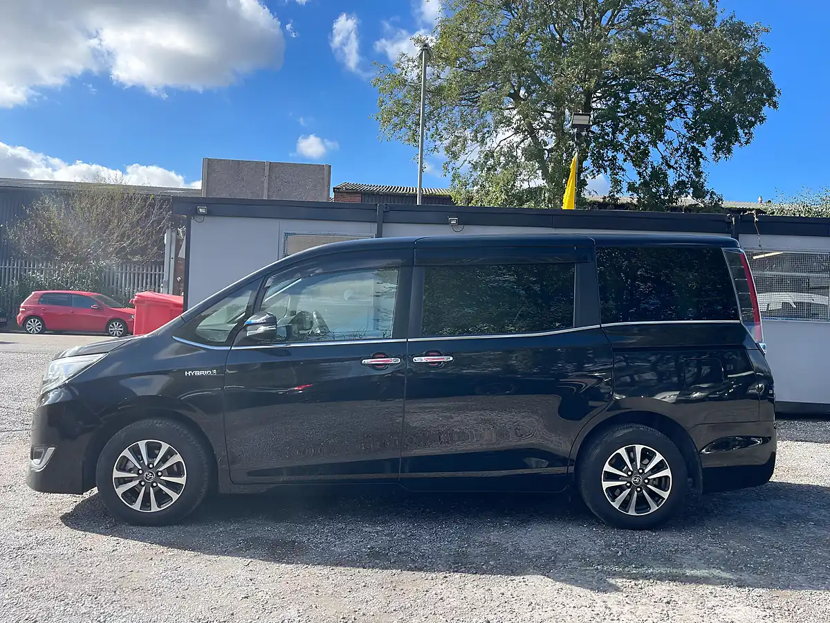 Used 2018 Toyota Esquire Black - Interior and Exterior details 4