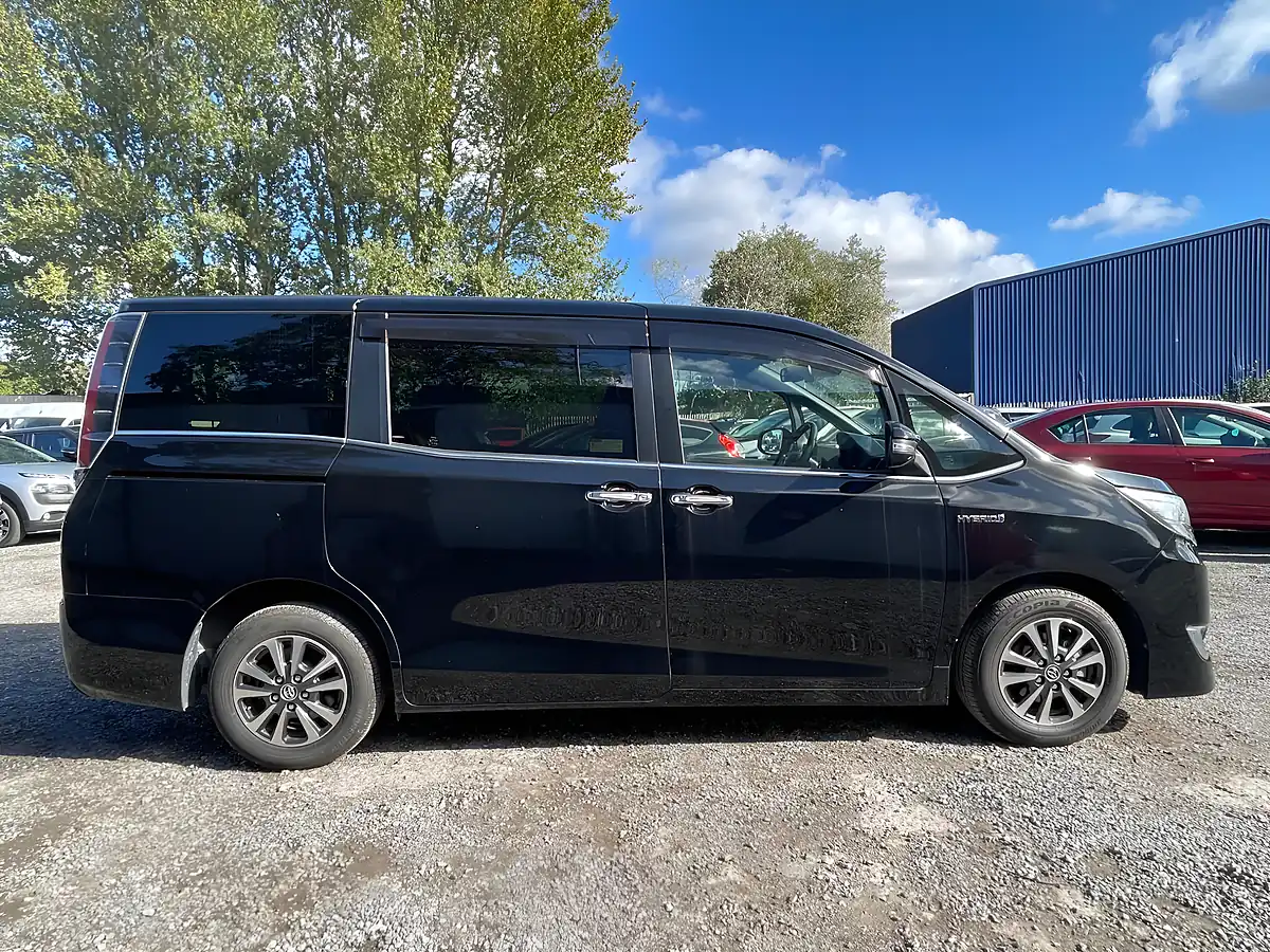 Used 2018 Toyota Esquire Black - Interior and Exterior details 8