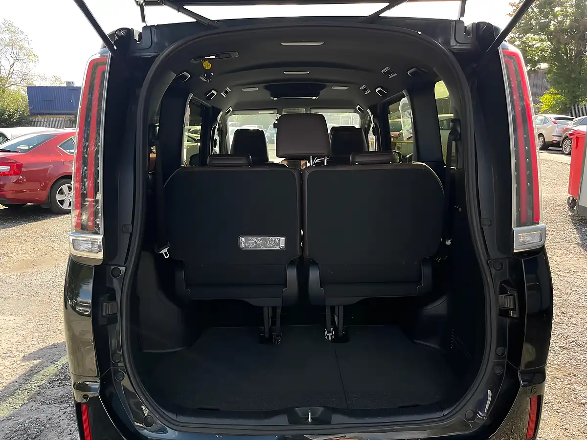 Used 2018 Toyota Esquire Black - Interior and Exterior details 9