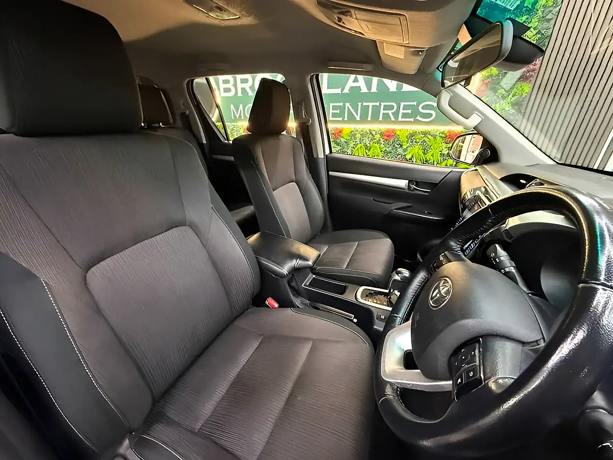 Used 2018 Toyota Hilux Invincible 4WD Dcb White - Interior and Exterior details 12