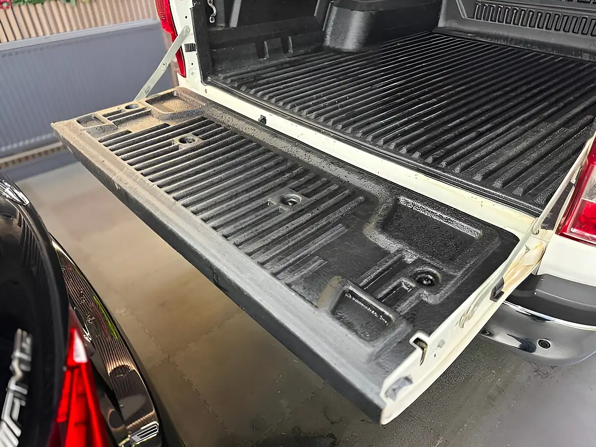 Used 2018 Toyota Hilux Invincible 4WD Dcb White - Interior and Exterior details 20