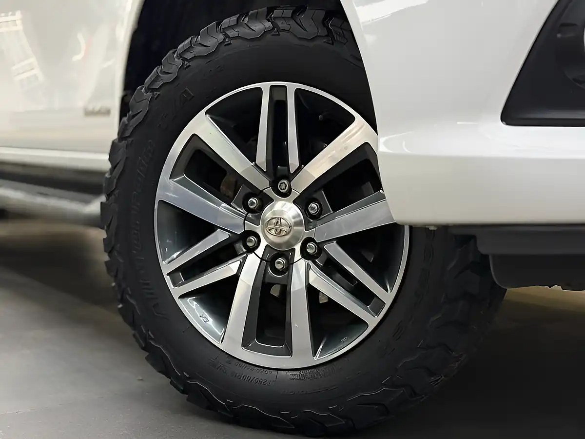 Used 2018 Toyota Hilux Invincible 4WD Dcb White - Interior and Exterior details 5