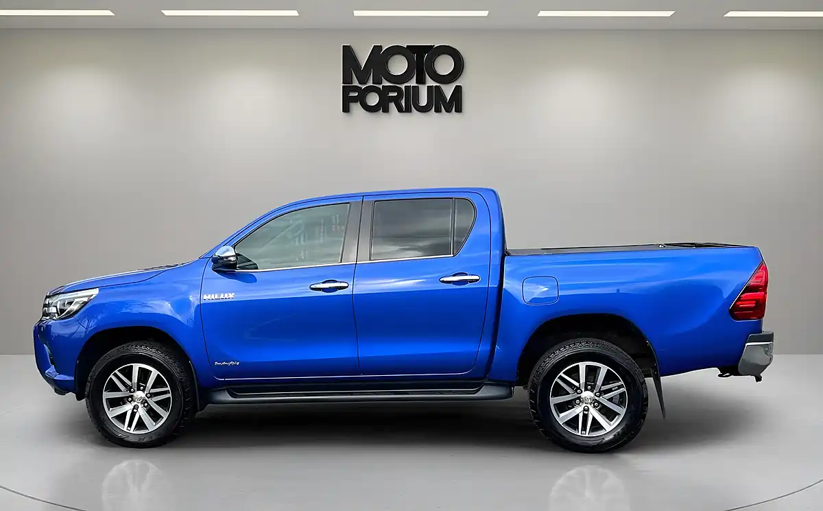 Used 2018 Toyota Hilux Invincible Blue - Interior and Exterior details 12