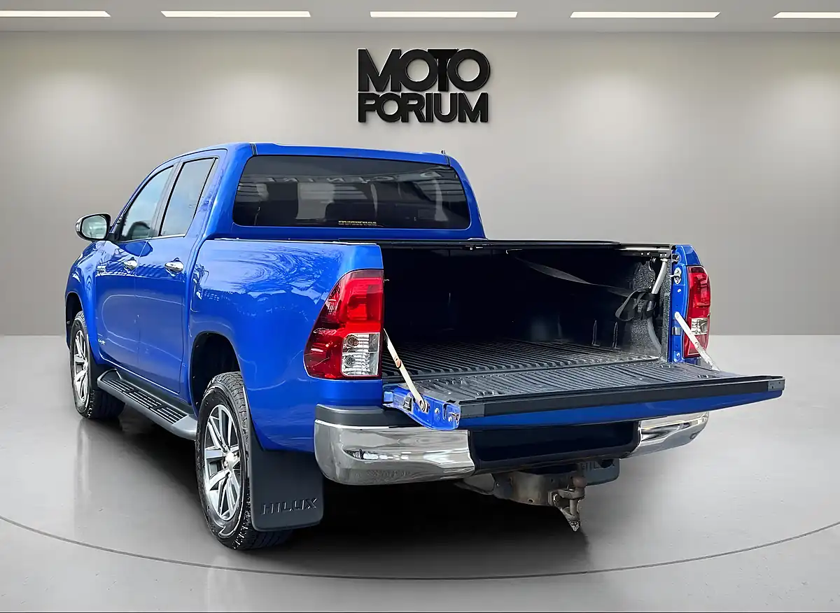 Used 2018 Toyota Hilux Invincible Blue - Interior and Exterior details 15