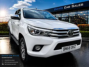 Used 2018 Toyota Hilux Invincible Diamond White - Interior and Exterior details 2