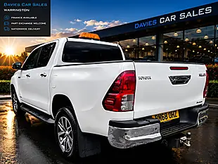 Used 2018 Toyota Hilux Invincible Diamond White - Interior and Exterior details 4