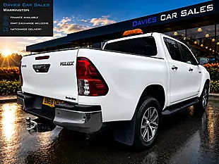 Used 2018 Toyota Hilux Invincible Diamond White - Interior and Exterior details 5