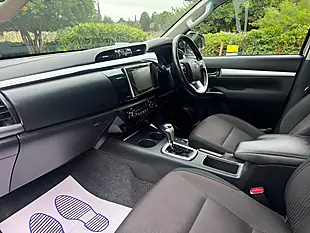 Used 2018 Toyota Hilux Invincible Diamond White - Interior and Exterior details 7