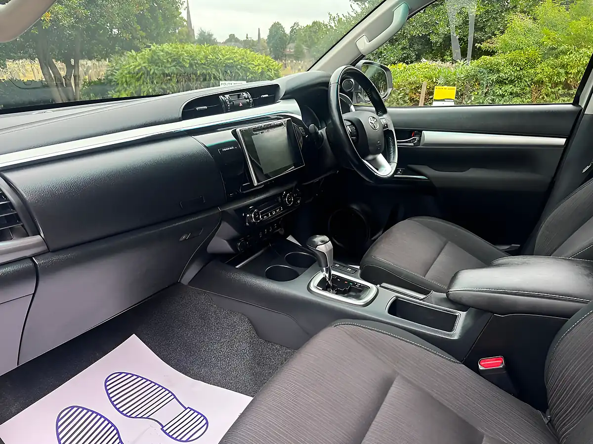 Used 2018 Toyota Hilux Invincible Diamond White - Interior and Exterior details 7