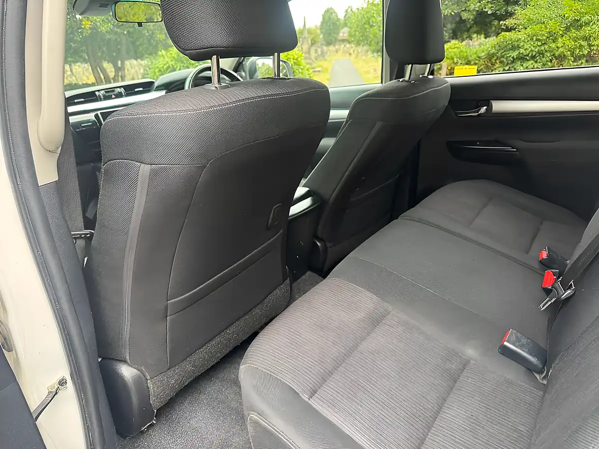 Used 2018 Toyota Hilux Invincible Diamond White - Interior and Exterior details 8