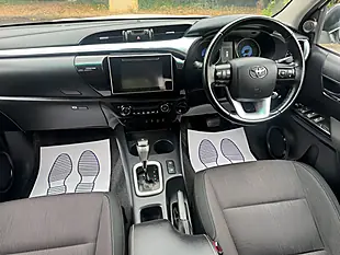 Used 2018 Toyota Hilux Invincible Diamond White - Interior and Exterior details 9