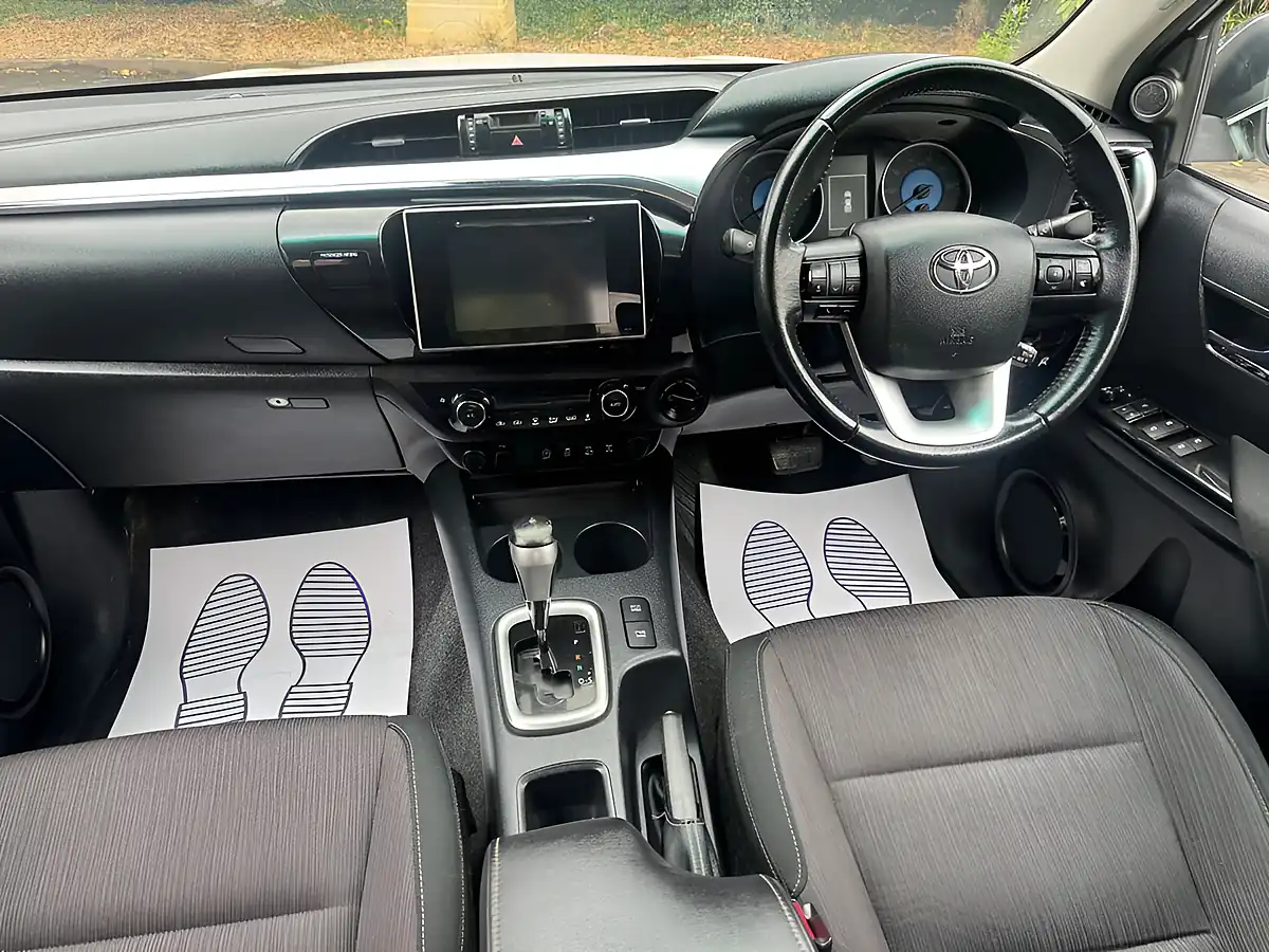 Used 2018 Toyota Hilux Invincible Diamond White - Interior and Exterior details 9