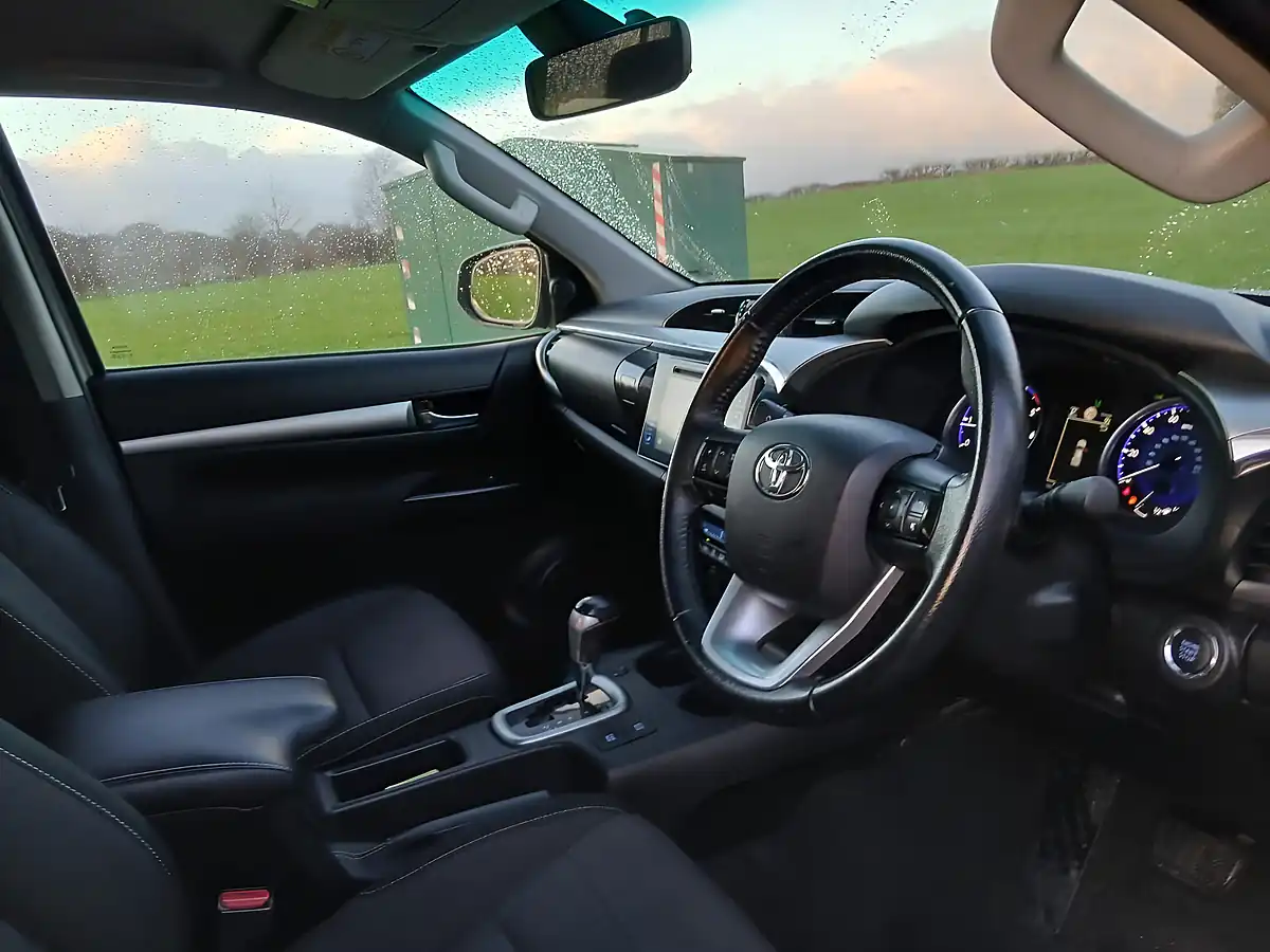 Used 2018 Toyota Hilux Invincible Silver - Interior and Exterior details 12