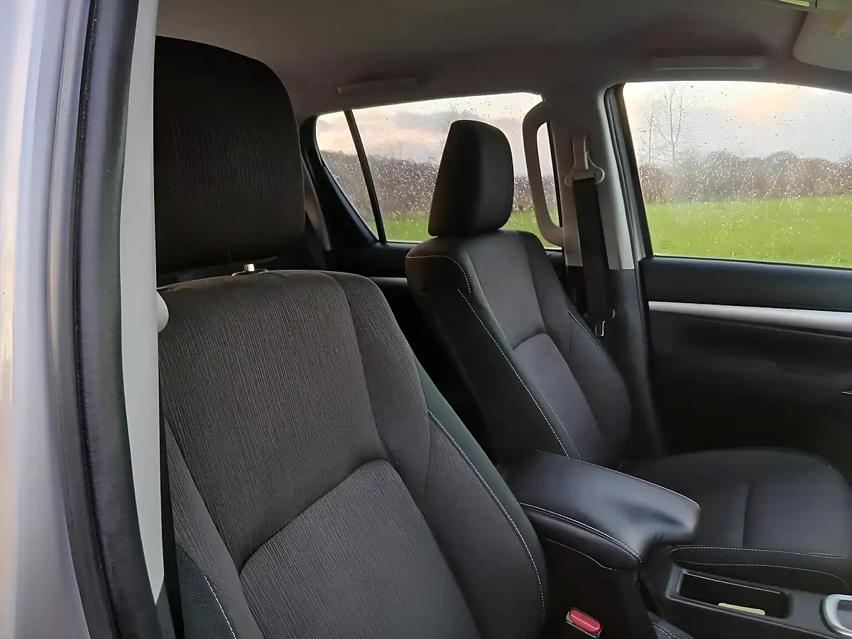 Used 2018 Toyota Hilux Invincible Silver - Interior and Exterior details 16