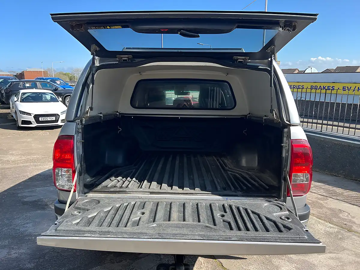 Used 2018 Toyota Hilux Invincible Silver - Interior and Exterior details 13