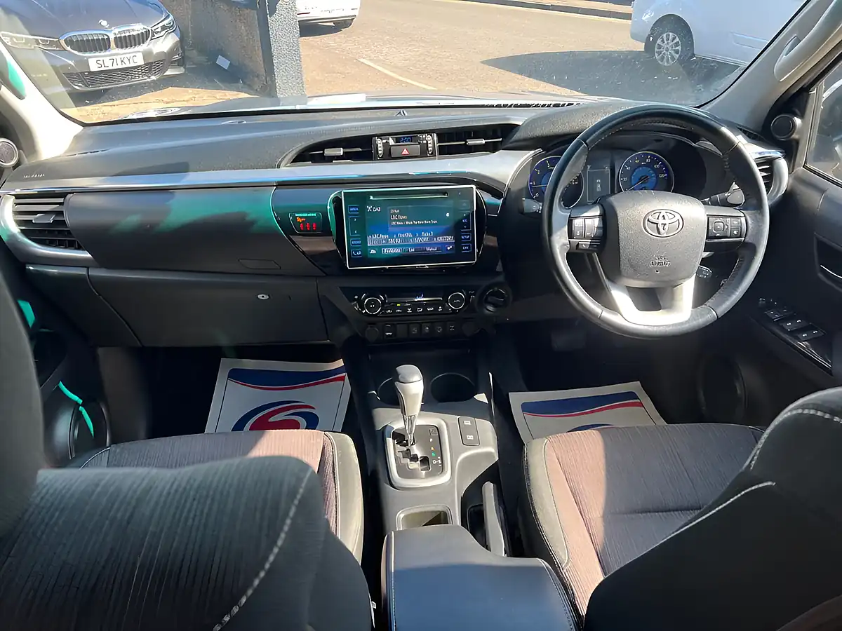 Used 2018 Toyota Hilux Invincible Silver - Interior and Exterior details 17
