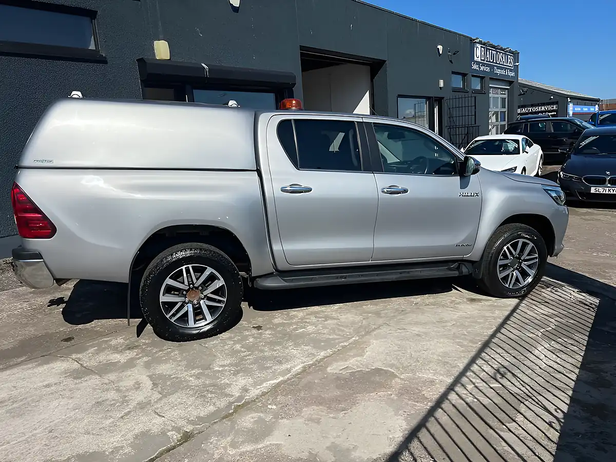 Used 2018 Toyota Hilux Invincible Silver - Interior and Exterior details 4