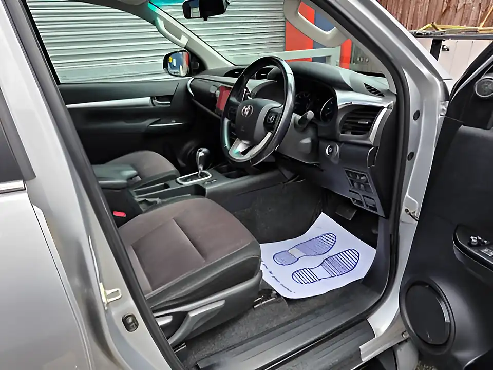 Used 2018 Toyota Hilux Invincible Silver - Interior and Exterior details 11