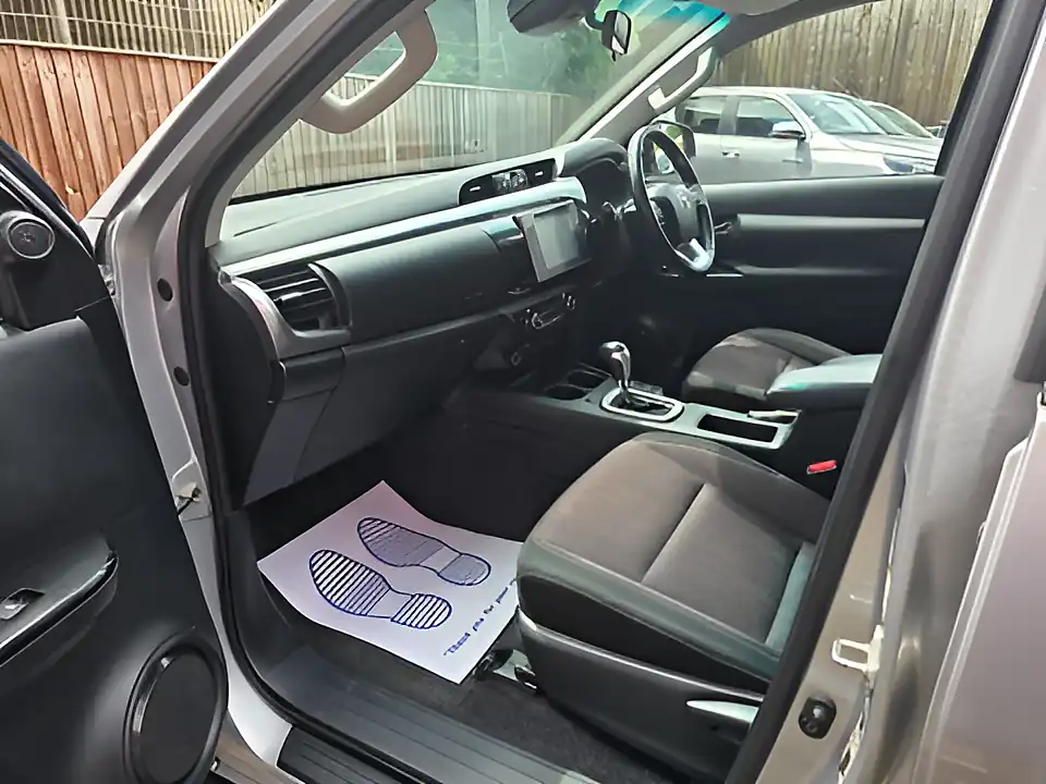 Used 2018 Toyota Hilux Invincible Silver - Interior and Exterior details 12