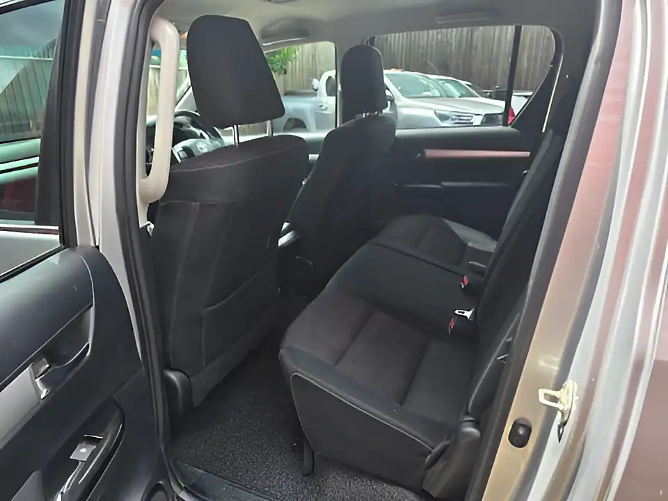Used 2018 Toyota Hilux Invincible Silver - Interior and Exterior details 13