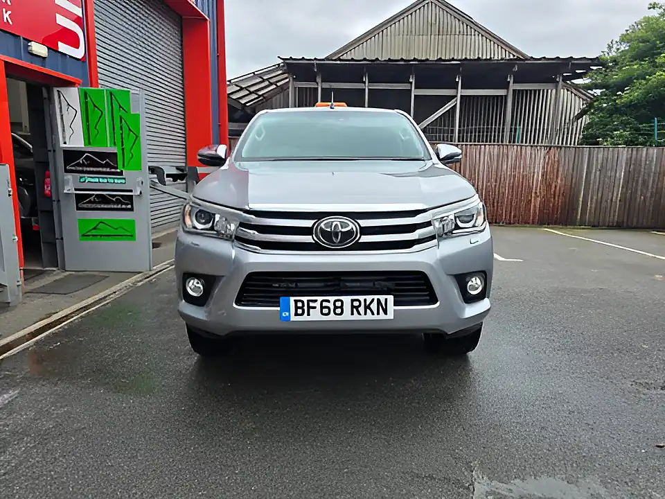 Used 2018 Toyota Hilux Invincible Silver - Interior and Exterior details 2
