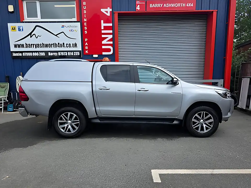 Used 2018 Toyota Hilux Invincible Silver - Interior and Exterior details 4