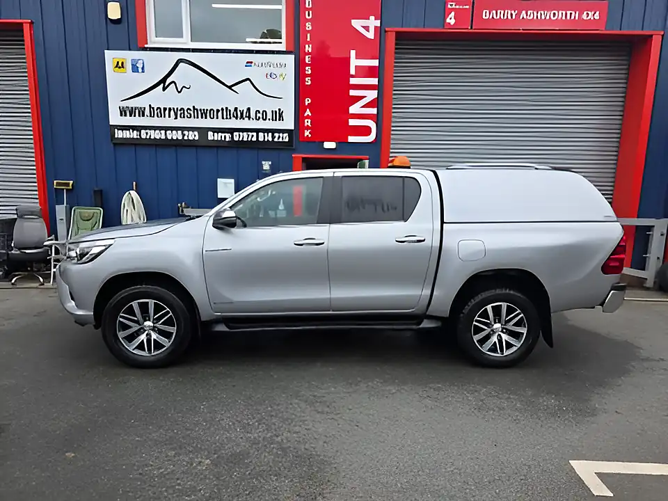 Used 2018 Toyota Hilux Invincible Silver - Interior and Exterior details 5