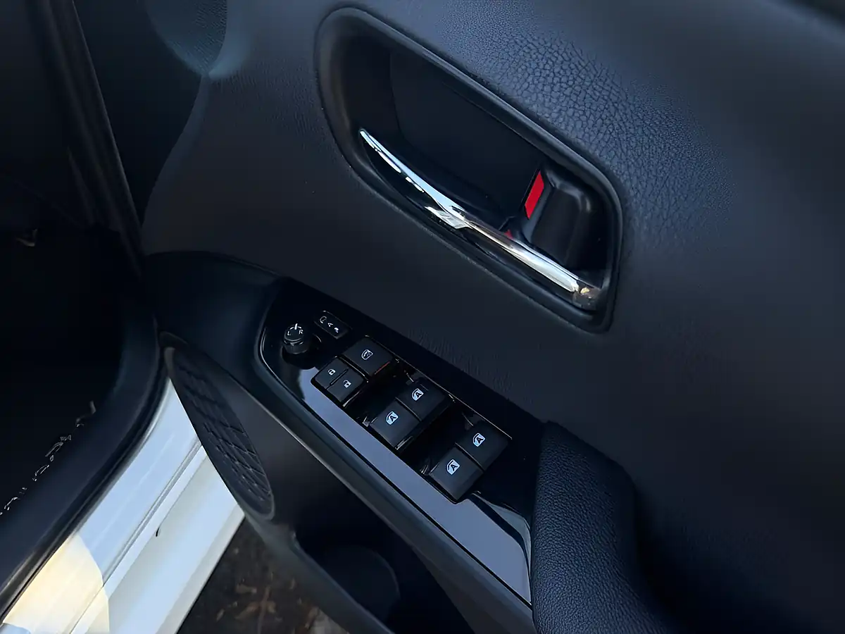 Used 2018 Toyota Prius Business Edition Plus White - Interior and Exterior details 17