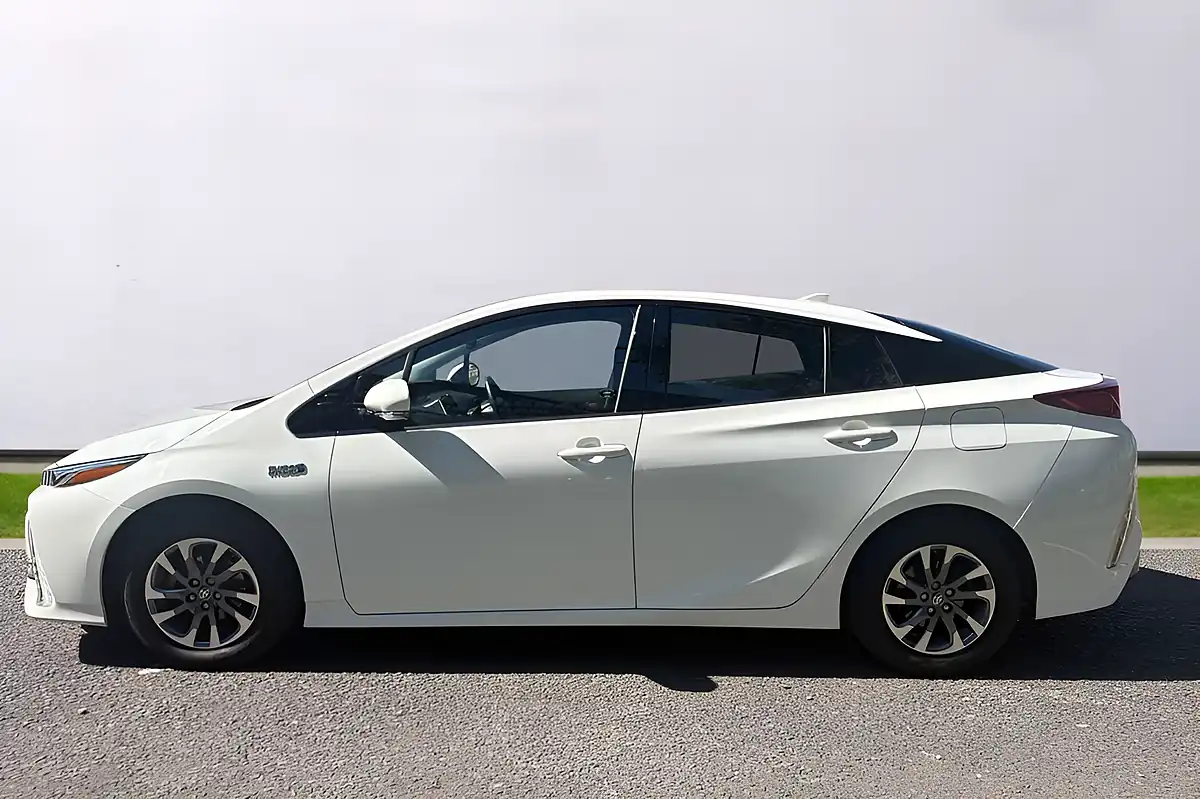 Used 2018 Toyota Prius Business Edition Plus White - Interior and Exterior details 4
