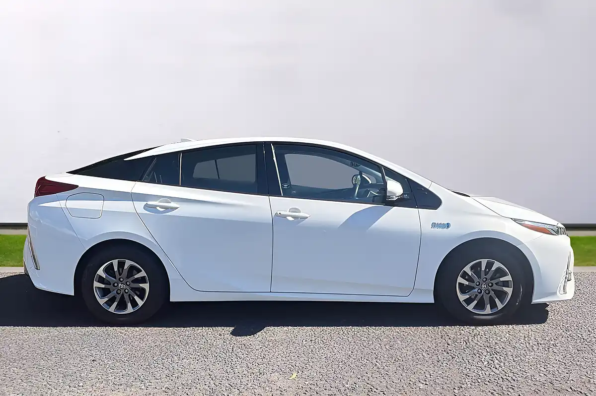 Used 2018 Toyota Prius Business Edition Plus White - Interior and Exterior details 8