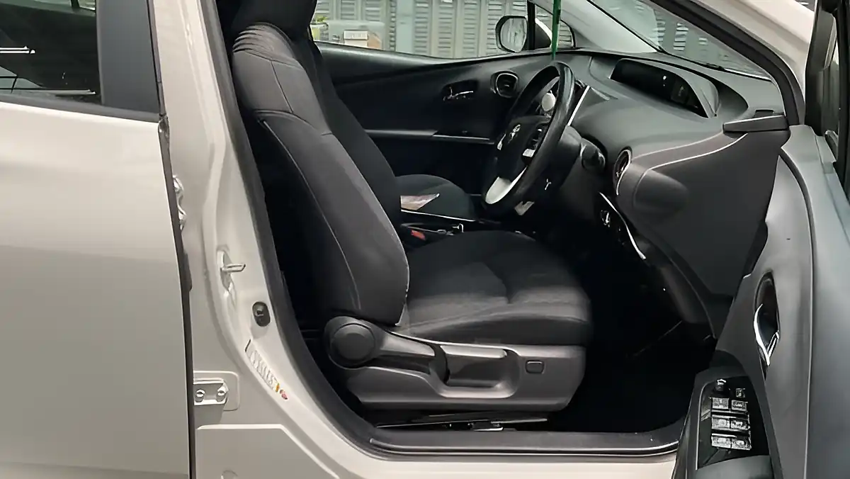 Used 2018 Toyota Prius Business Edition White - Interior and Exterior details 3