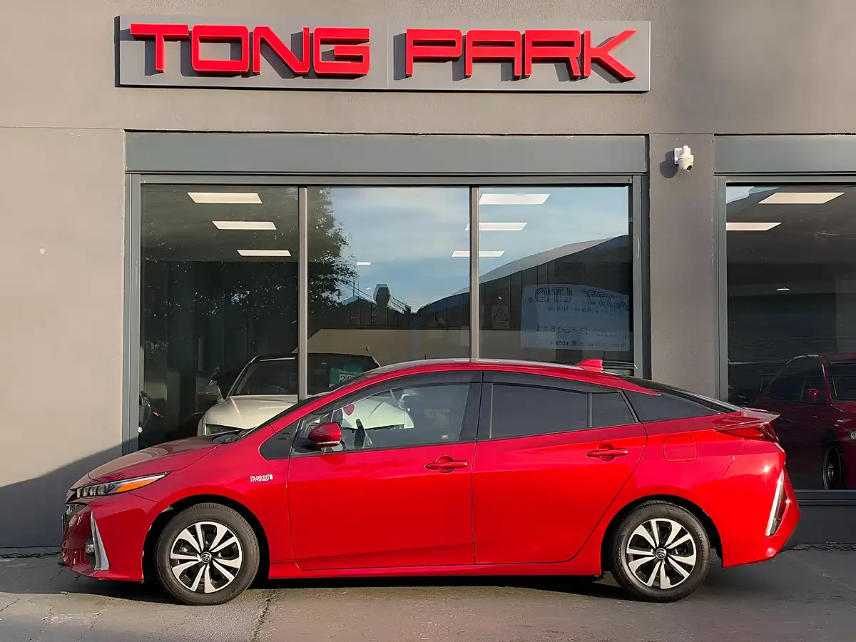 Used 2018 Toyota Prius Excel Red - Interior and Exterior details 10