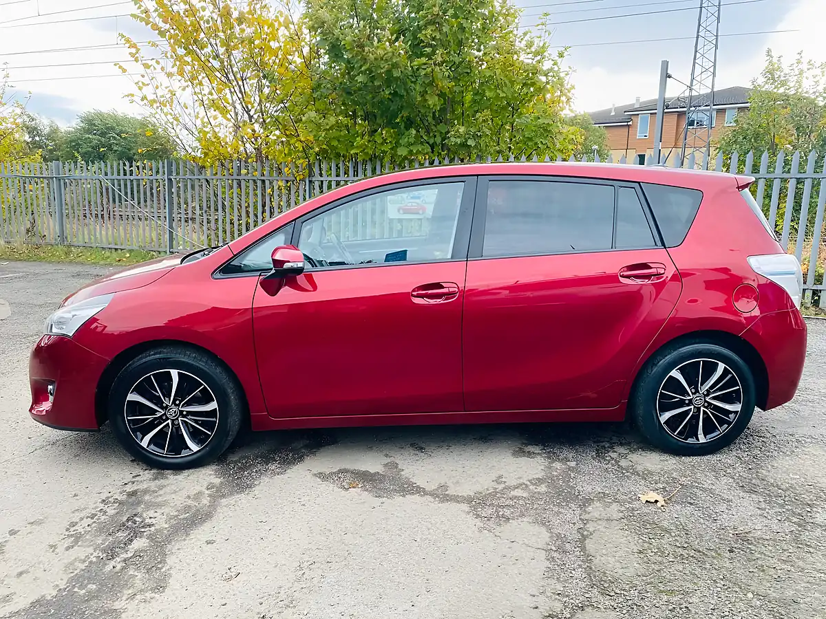 Used 2018 Toyota Verso Design Red - Interior and Exterior details 10