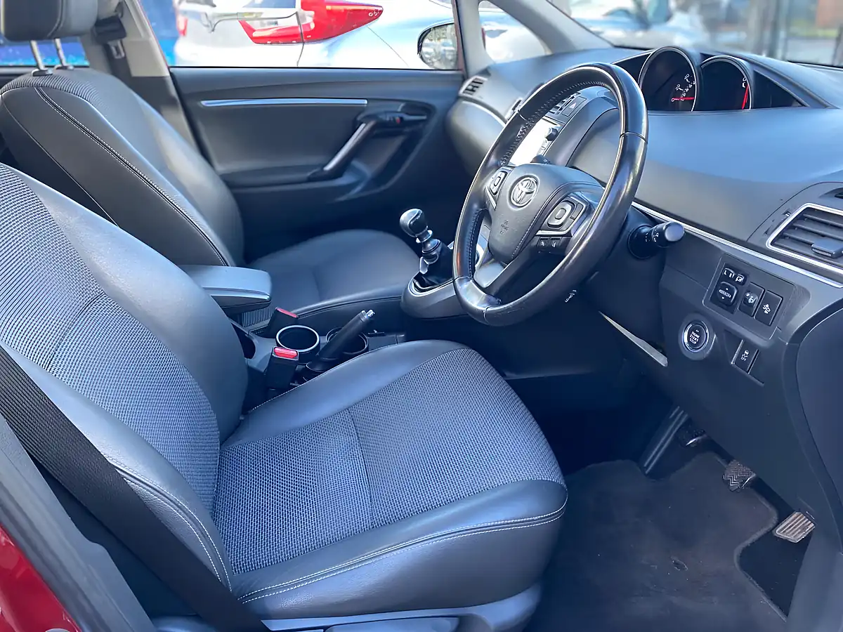 Used 2018 Toyota Verso Design Red - Interior and Exterior details 12