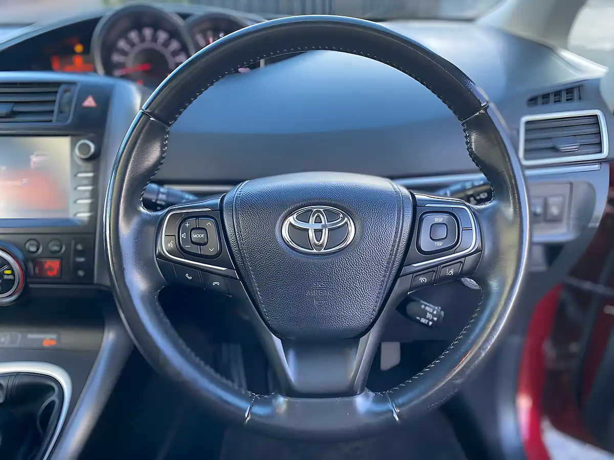 Used 2018 Toyota Verso Design Red - Interior and Exterior details 13