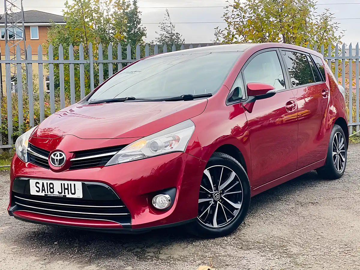 Used 2018 Toyota Verso Design Red - Interior and Exterior details 3