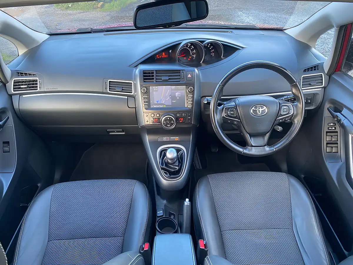 Used 2018 Toyota Verso Design Red - Interior and Exterior details 4