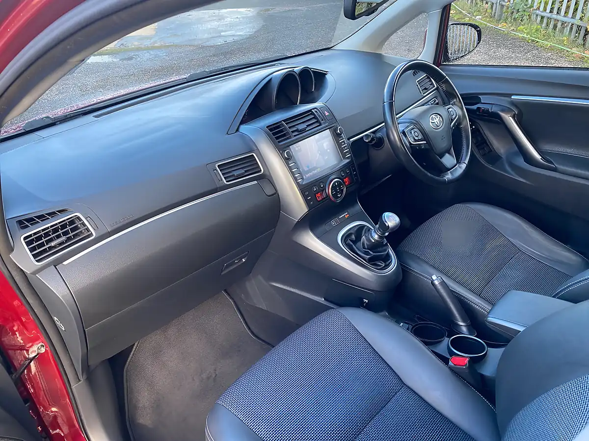 Used 2018 Toyota Verso Design Red - Interior and Exterior details 6