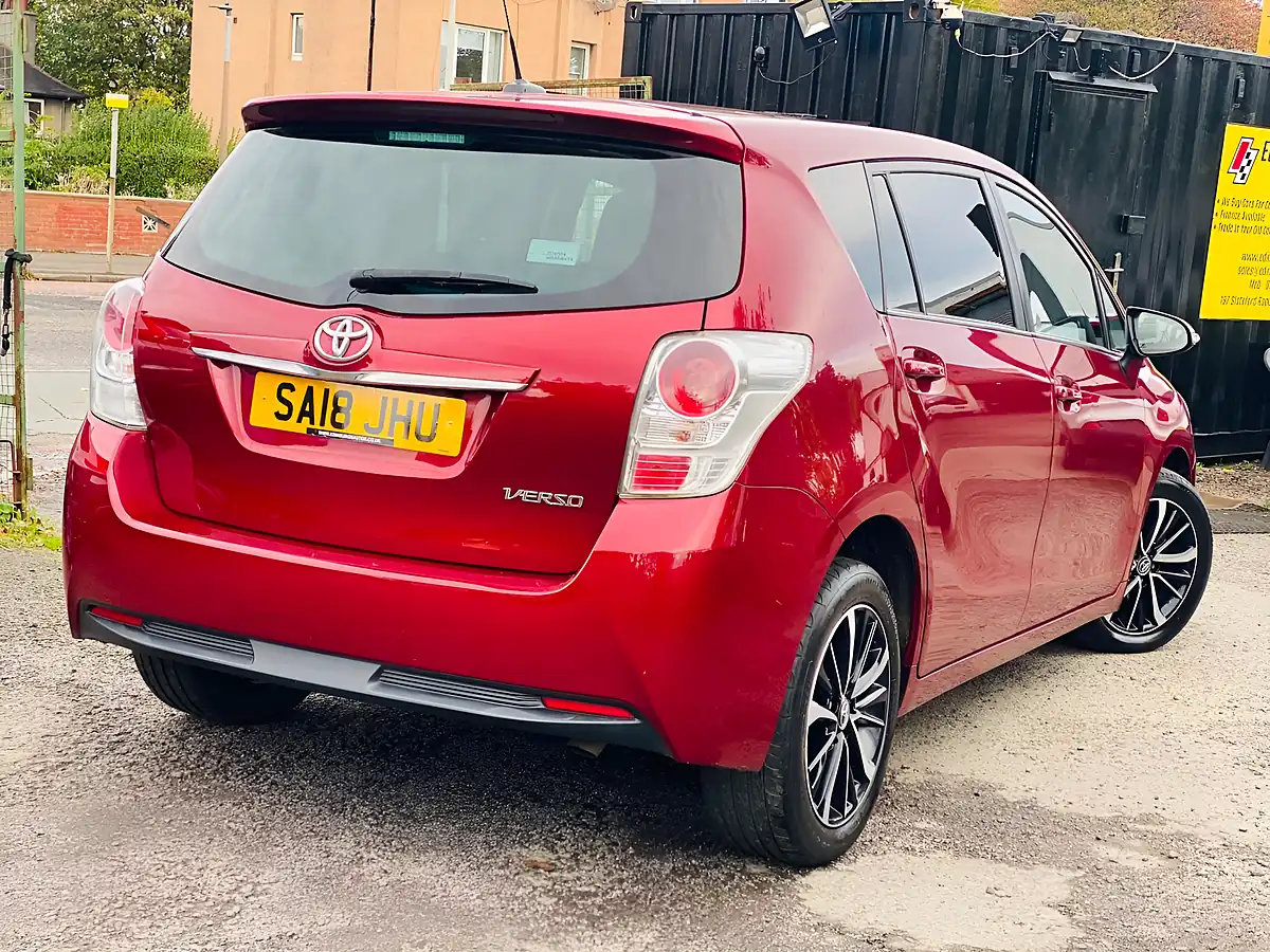 Used 2018 Toyota Verso Design Red - Interior and Exterior details 7