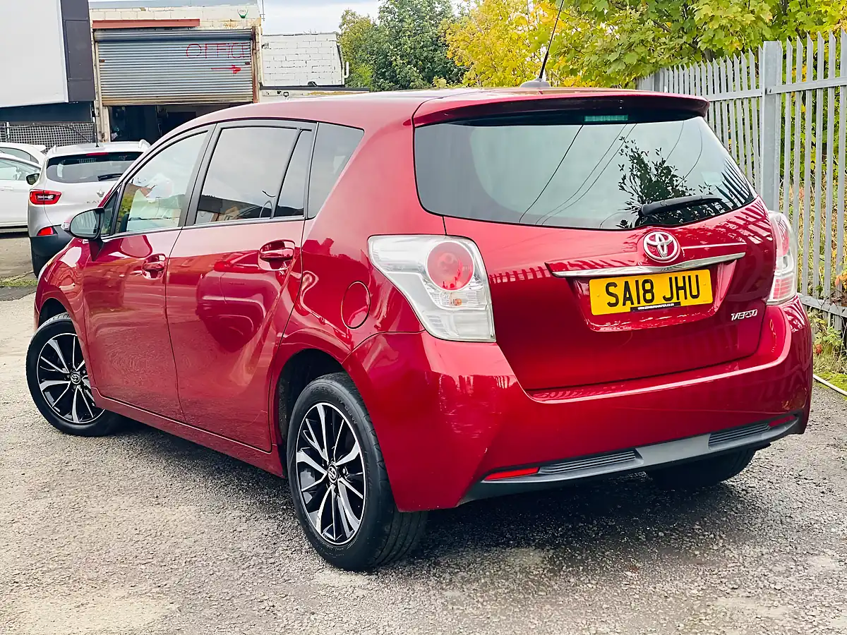 Used 2018 Toyota Verso Design Red - Interior and Exterior details 9