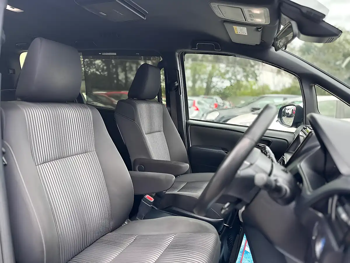 Used 2018 Toyota Voxy MPV Black - Interior and Exterior details 10