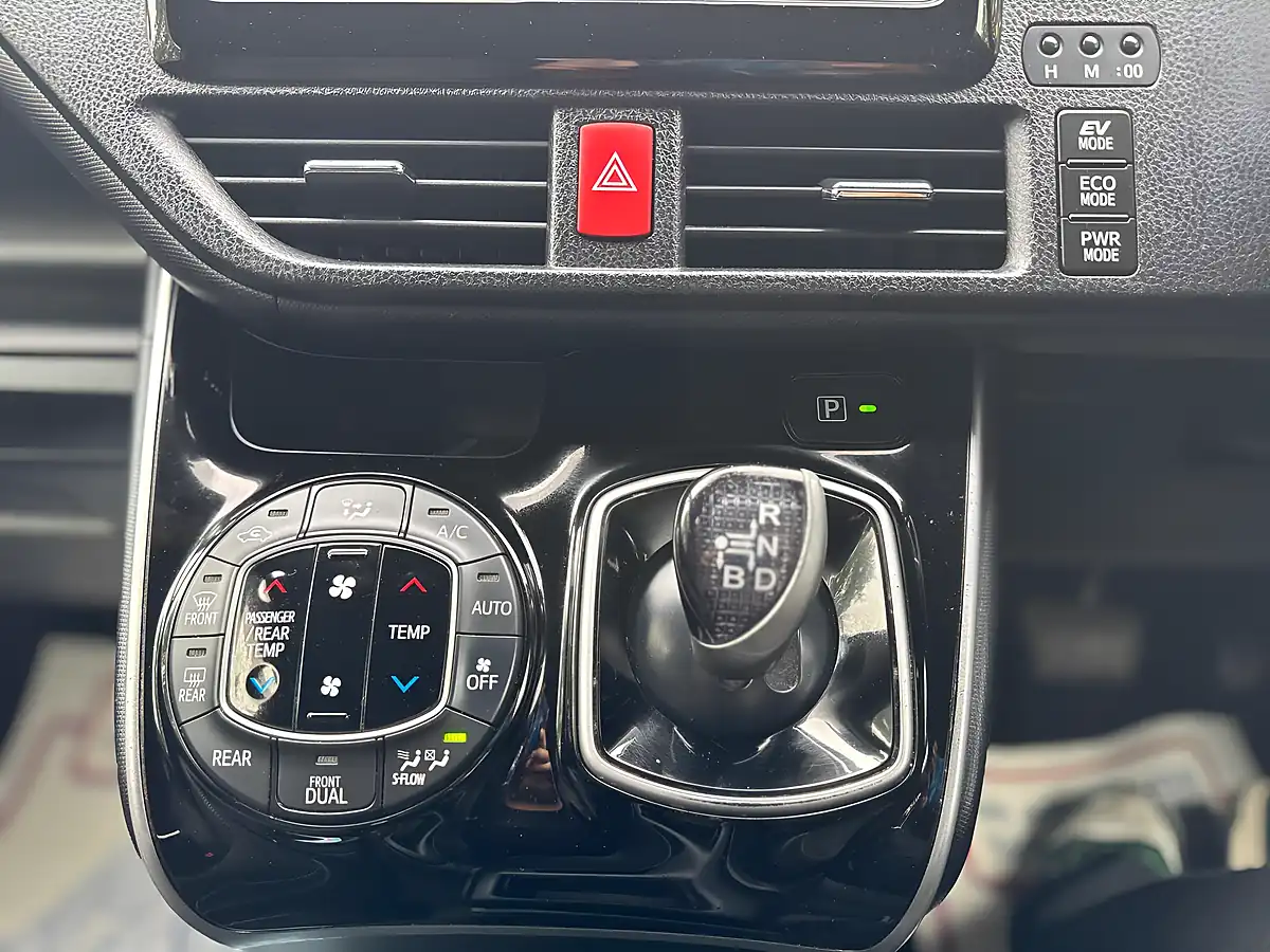 Used 2018 Toyota Voxy MPV Black - Interior and Exterior details 20
