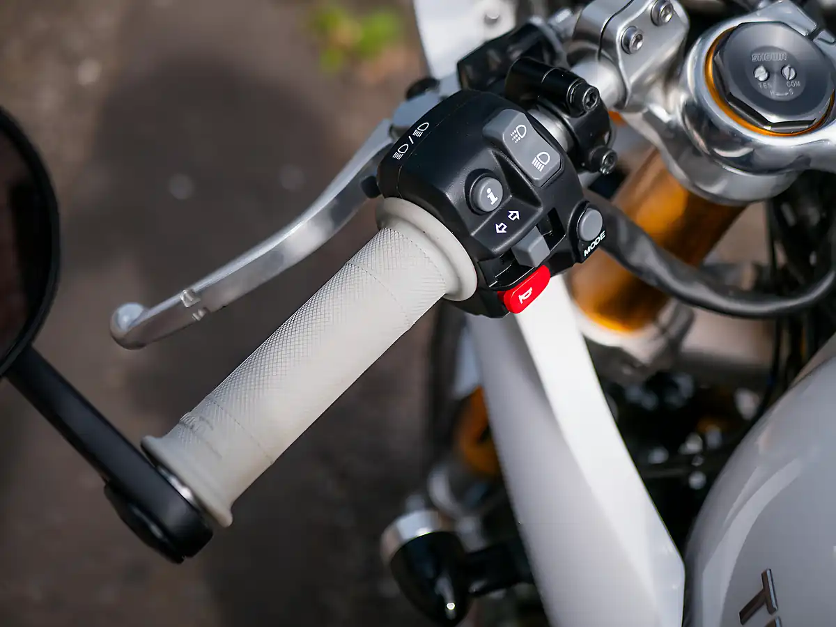 Used 2018 Triumph Thruxton R Crystal White - Interior and Exterior details 18