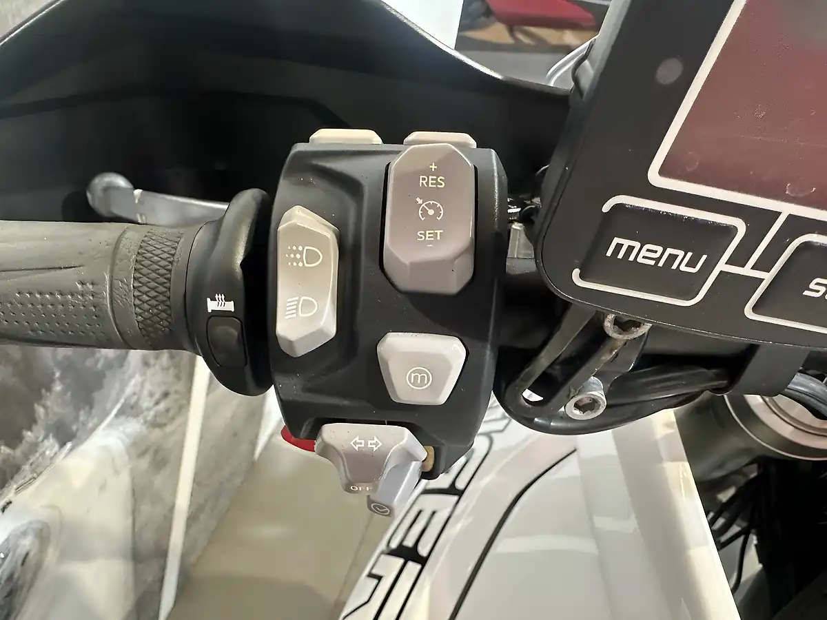 Used 2018 Triumph Tiger 800 Xrt White - Interior and Exterior details 5
