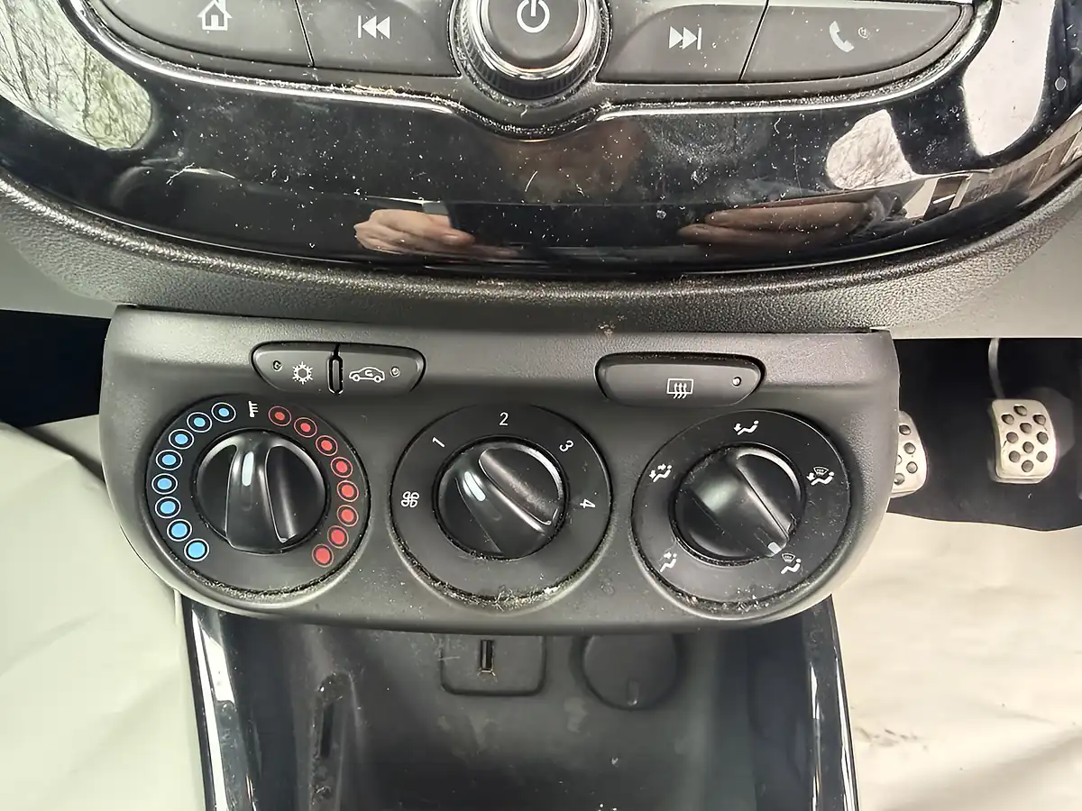 Used 2018 Vauxhall Adam Energised Blue - Interior and Exterior details 20