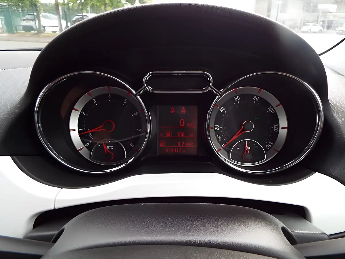 Used 2018 Vauxhall Adam Energised White - Interior and Exterior details 18